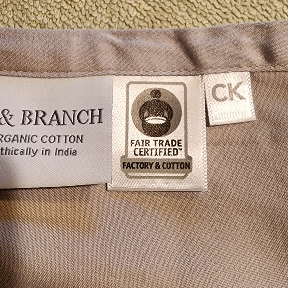 Signature Hemmed Sheet Set in Cream and Gray - Picture 6 of 9